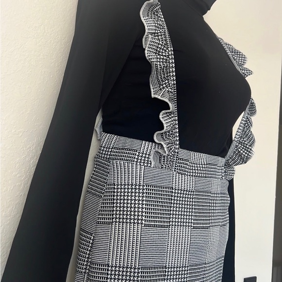 Solid mock neck tee & ruffle trim suspender skirt - Picture 7 of 7